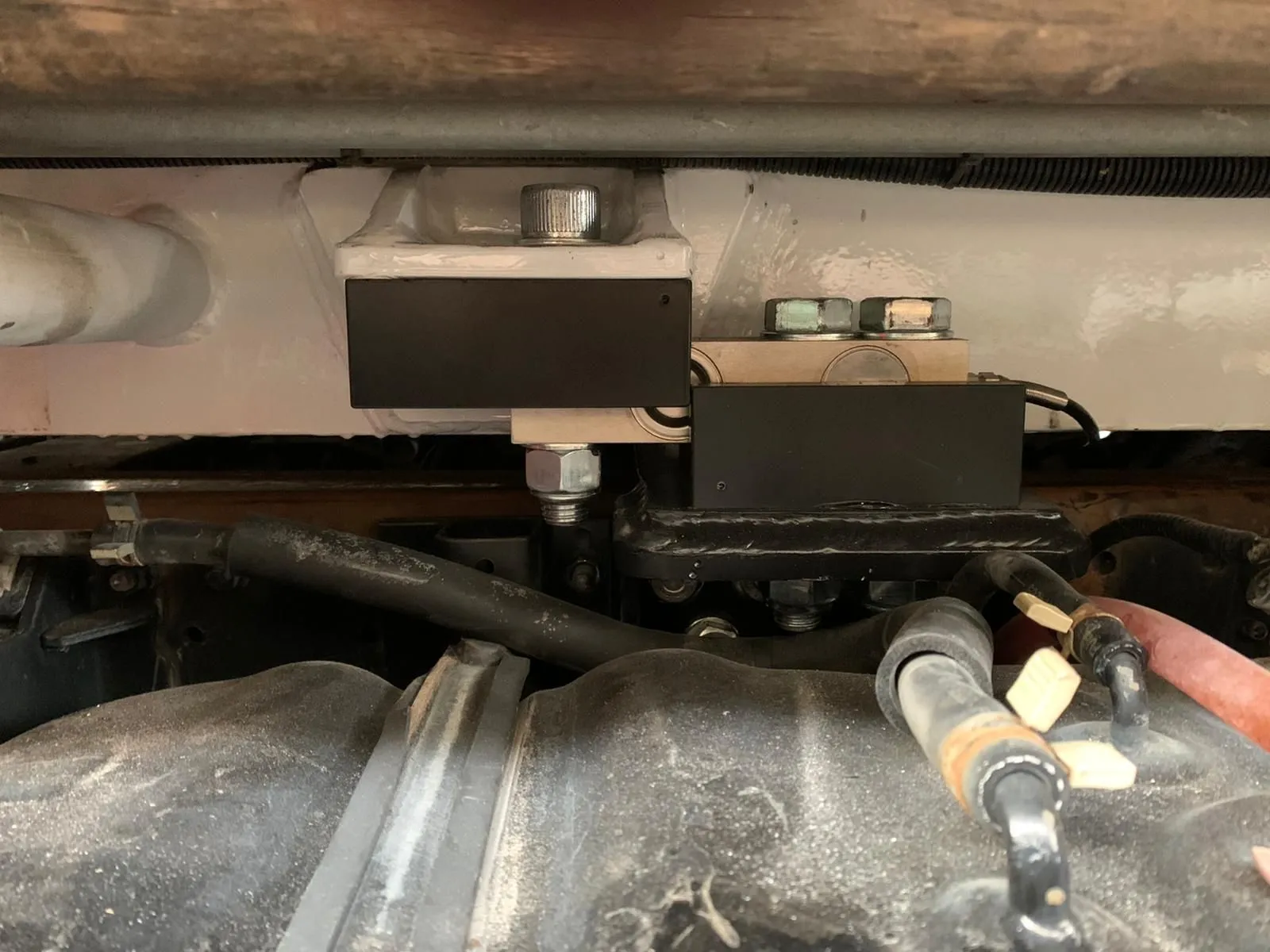 Load cell and control unit fitted under the chassis